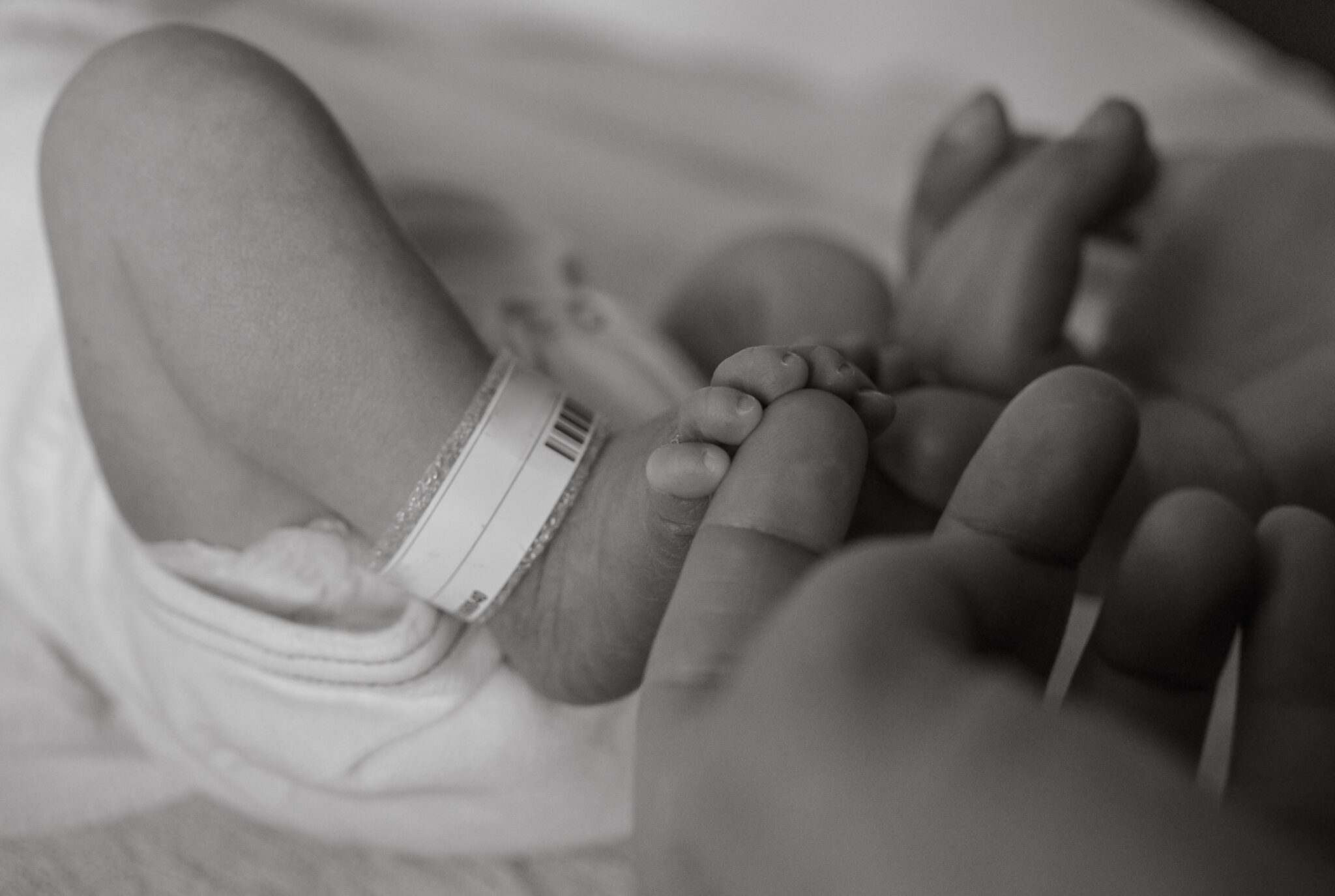 Hände halten Babyfüße