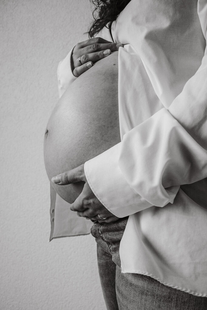 Schwangere Frau beim Babybauchshooting