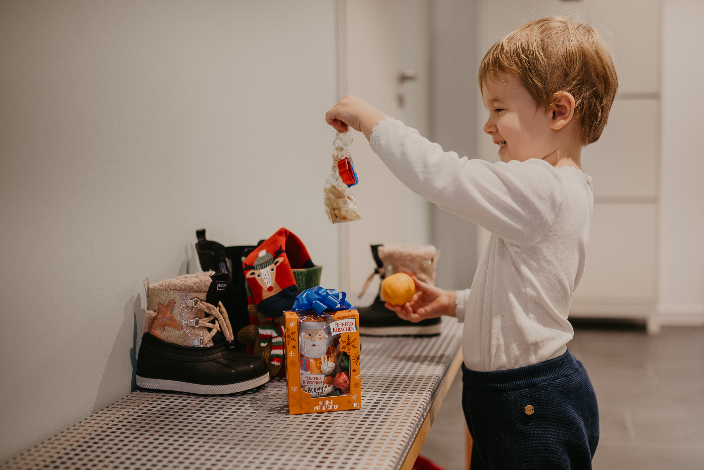 Kind packt seinen Nikolausstiefel am Nikolausmorgen aus