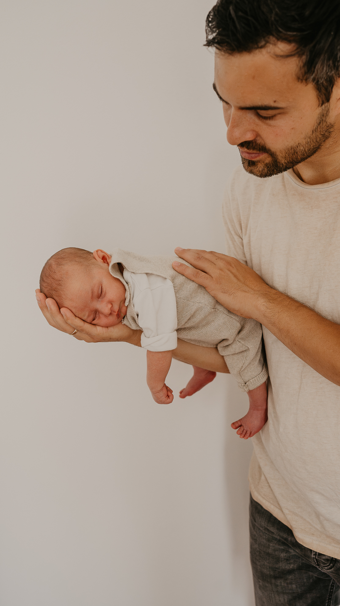 Vater hält sein Neugeborenes auf dem Arm