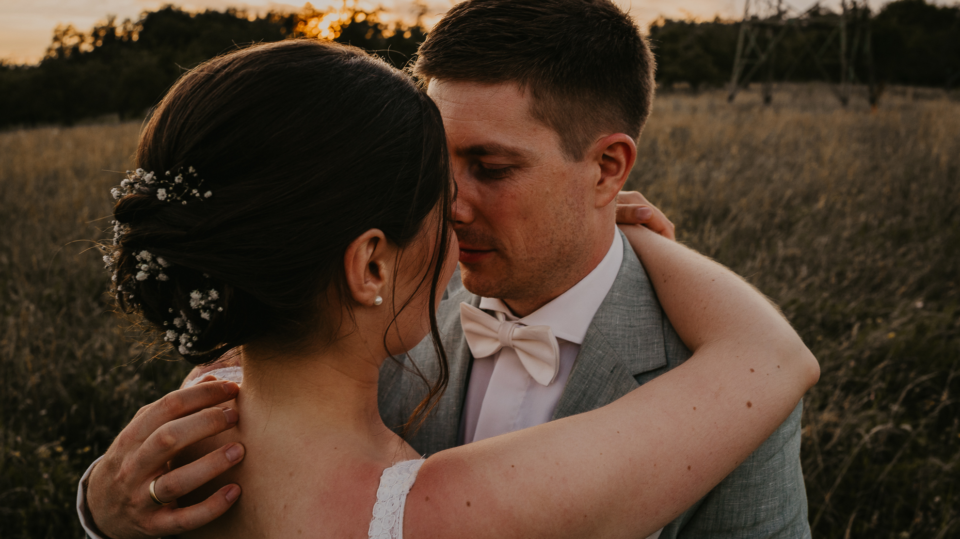 Brautpaar küsst sich beim Brautpaarshooting zur Golden Hour