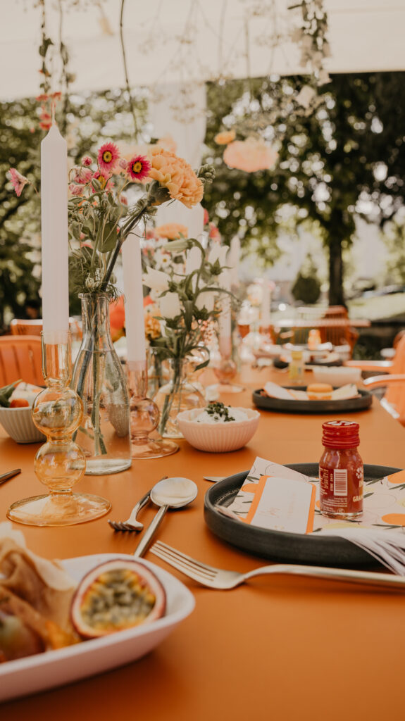 Gedeckter Tisch einer Gartenhochzeit im Sommer